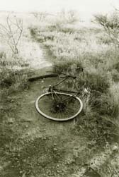 Una bicicleta abandonada en el desierto