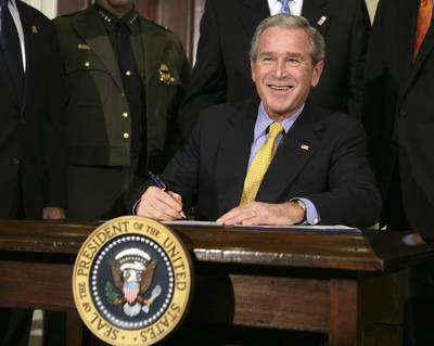 Firma Bush la ley para construir la barda fronteriza de mil 200 kilómetros
