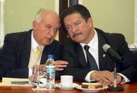 José Agustín Ortiz Pinchetti y Carlos Navarrete Ruiz, durante el acto en que integrantes del 