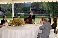 Gobernadores, miembros del gabinete y colaboradores asistieron a una comida en los jardines de la residencia oficial de Los Pinos