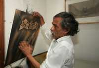 Francisco Toledo imprime su firma a uno de sus trabajos inspirados en murciélagos, ayer en su despacho de la ciudad de Oaxaca