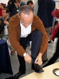 Felipe Calderón se probó un par de zapatos en San Luis de la Paz, Guanajuato; le quedaron grandes y aun así los utilizó para terminar su recorrido por una maquiladora