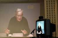 Aspecto de la videoconferencia de Noam Chomsky en el CIDE