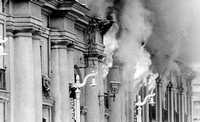 El palacio presidencial de La Moneda, en Santiago, tras ser bombardeado por aviones de la fuerza aérea chilena durante el golpe de Estado encabezado por Augusto Pinochet, el 11 de septiembre de 1973