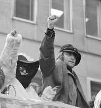 Lennon, junto con su esposa Yoko Ono, en una protesta por la invasión de las tropas inglesas a Irlanda del Norte frente a las oficinas British Overseas Airways, en Nueva York, el 5 de febrero de 1972