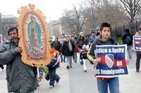 Familiares de migrantes mexicanos detenidos en las redadas recientes contra indocumentados se manifestaron frente a la Casa Blanca para exigir al presidente George W. Bush declare moratoria a dichas acciones