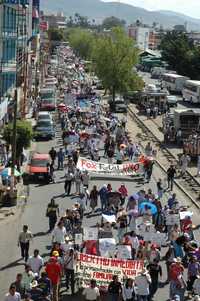 Maestros y simpatizantes de la APPO marcharon por las calles de la ciudad de Oaxaca para exigir la liberación de los 