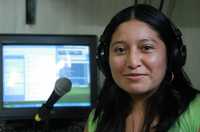 Una locutora de la estación de radio Ecos de la Sierra