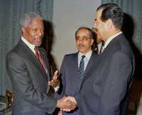 Saddam Hussein saluda al secretario general de la ONU, Kofi Annan, el 22 de febrero de 1998, durante una visita a la sede del organismo