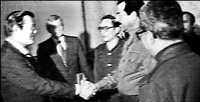 Imagen de video de Donald Rumsfeld y el entonces presidente tomada el 20 de diciembre de 1983, cuando el líder iraquí era el mandatario consentido del gobierno de Estados Unidos