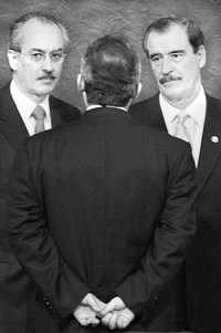 Foto: Francisco Gil Díaz, Felipe Calderón (de espalda) y Vicente Fox