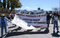 Marcha de familiares de detenidos por la PFP durante operativo en Oaxaca