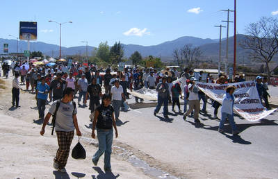 Rompen plantón de familiares de presos en Oaxaca
