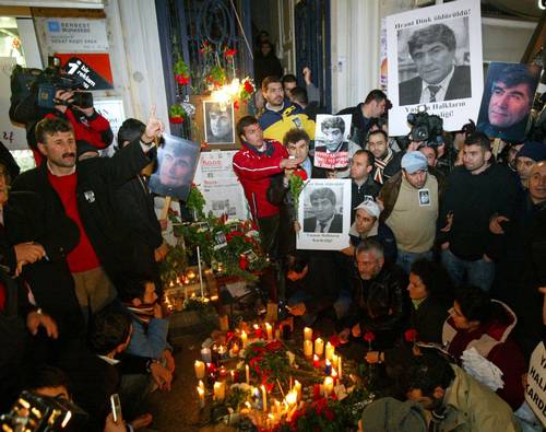Manifestantes repudian el asesinato en Estambul del director del semanario Agos
