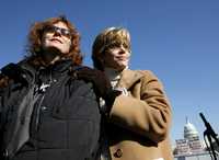 Susan Sarandon y Jane Fonda, durante la marcha antiguerra alrededor del Congreso