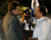 Daniel Ortega, presidente de Nicaragua (derecha), y Paul Trivelli, embajador estadunidense, luego de una reunión del cuerpo diplomático acreditado en Managua con el también líder sandinista
