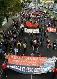 Aspecto de la marcha de trabajadores del SITUAM, ayer