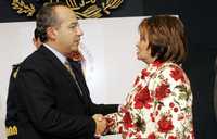 El presidente Felipe Calderón saluda a la dirigente magisterial Elba Esther Gordillo, con quien se reunió ayer en Los Pinos