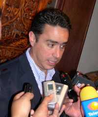 Guillermo Anaya Llamas, actual senador de la República, es compadre de Felipe Calderón