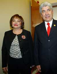 Elba Esther Gordillo Morales y el titular de Gobernación, Francisco Ramírez Acuña, al llegar a Bucareli
