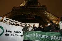 Foto: Durante el apagón mundial del 1º de febrero, al pie de la Torre Eiffel, en París