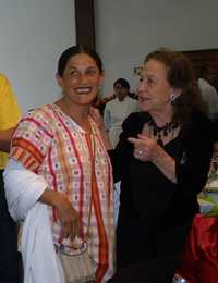 La actriz Jesusa Rodríguez y Rosario Ibarra durante la celebración del 80 aniversario de la senadora