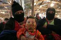 Mujeres zapatistas y un bebé, en el primer encuentro con los pueblos del mundo, el pasado 31 de diciembre en Oventic, Chiapas