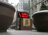 Una pizarra electrónica en la calle Bay, en Toronto, muestra la caída de la cotización del índice TSX de la bolsa canadiense, que retrocedió 2.72 por ciento, 364 puntos, ayer