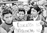 Foto: Hoy al mediodía se presenta un libro de la CCIODH sobre la represión en Oaxaca. En imagen de archivo, niños afuera de su escuela, en octubre pasado