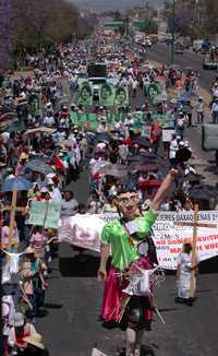 En la décima ''megamarcha" magisterial y popular, miles de integrantes y simpatizantes de la APPO exigieron una vez más la destitución del gobernador de Oaxaca, Ulises Ruiz Ortiz, y la liberación de los ''presos políticos y de conciencia''
