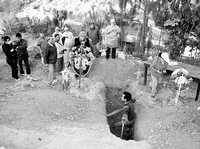 Peritos de la PGJ de Veracruz exhumaron el cuerpo de la indígena Ernestina Ascencio Rosario, ayer en el municipio de Soledad Atzompa, en la zona centro de Veracruz