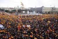 Españoles agitan banderas franquistas y de su país en la manifestación contra "la rendición de Rodríguez Zapatero ante el terrorismo"