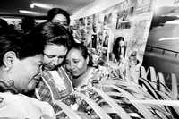 Familiares del indígena Reyes Penagos Martínez lloran tras recibir disculpas del gobierno actual de Chiapas, por la tortura y desaparición de campesinos en 1995, cometidas por las autoridades estatales de entonces
