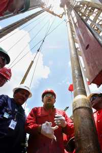 Foto: El presidente venezolano, Hugo Chávez, con trabajadores petroleros, en agosto pasado. Hoy Petróleos de Venezuela es una de las superexitosas "nuevas siete hermanas" estatales