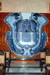 En la sala de cabildos del ayuntamiento porteño se encuentra una réplica del escudo oficial de la ciudad de Veracruz, pintado de azul por instrucciones del alcalde Julen Rementería. Uno de sus colaboradores dijo que no se necesitaba permiso para hacer este cambio