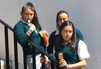 Alumnas de una telesecundaria en Ciudad Nezahualcóyotl, estado de México, durante la hora del recreo