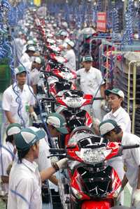Trabajadores indonesios en la fábrica de motocicletas Astra Honda, en las cercanías de Yakarta, capital de Indonesia