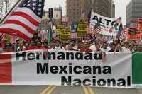 Manifestantes del Movimiento Latino USA marcharon este sábado por las calles de Los Angeles, en favor de los derechos de los indocumentados
