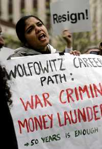 Manifestantes en Washington exigieron ayer la destitución del presidente del Banco Mundial, Paul Wolfowitz, durante una protesta frente a la sede del organismo