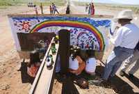 Pequeñas de Naco, Sonora, pintan un mural alusivo a la migración en el límite con Arizona, en el contexto de la llamada Fiesta Binacional, que se celebra a ambos lados de la línea fronteriza