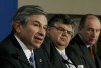 Paul Wolfowitz, presidente del Banco Mundial; Agustín Carstens, secretario de Hacienda de México, y Rodrigo Rato, director del FMI, en la clausura del encuentro de primavera del FMI y el BM en Washington