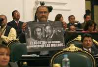 El perredista Avelino Méndez Rangel muestra un cartel en favor de la despenalización del aborto durante la sesión de la Asamblea Legislativa