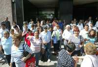 Jubilados y pensionados de diversas dependencias del gobierno federal se manifestaron ayer frente a la sede del ISSSTE, en protesta por las reformas legislativas recientemente aprobadas en la Cámara de Diputados