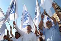 El senador Santiago Creel Miranda, al centro, da el banderazo de salida a la Caravana Democrática en Yucatán