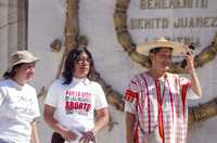 Integrantes de Católicas por el Derecho a Decidir y la actriz Jesusa Rodríguez durante la caminata informativa de ayer, del Zócalo al Hemiciclo a Juárez, en favor del aborto