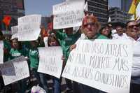 Arriba, grupos en favor del aborto durante la campaña informativa en el Hemiciclo a Juárez. Abajo, integrantes de organizaciones católicas marchan contra la despenalización sobre Paseo de la Reforma