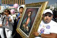 Integrantes de diversas organizaciones religiosas rezan durante su marcha en contra de la despenalización del aborto, que realizaron del Monumento a la Madre a la Catedral Metropolitana