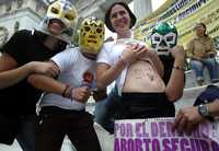 Integrantes del Partido Alternativa Socialdemócrata y Campesina durante el mitin cultural en favor de la despenalización del aborto, la cual fue discutida y aprobada ayer por la ALDF