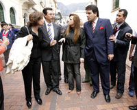 Diputados ecuatorianos restituidos por el Tribunal Supremo Electoral, en calles del centro de la capital colombiana
