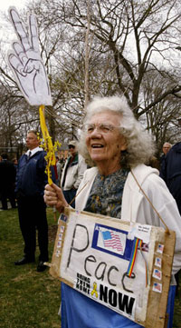 Edith Pierson protesta en Portsmouth, New Hampshire, contra la guerra en Irak